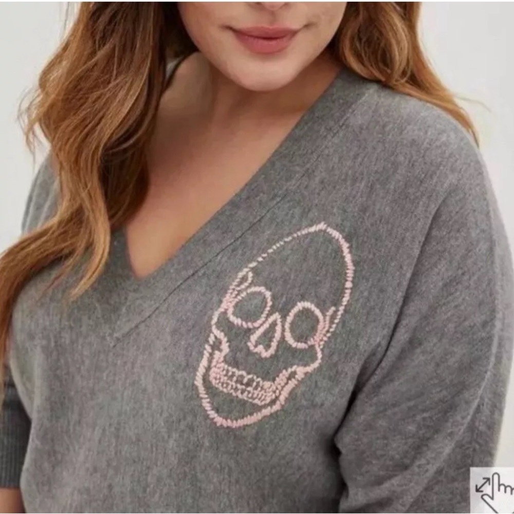 NWT Torrid gray v neck pull over with pink stick skull 3x - Picture 4 of 6